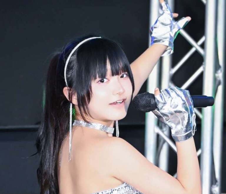 安達ほまれの振り向き画像