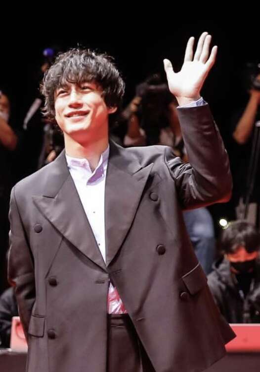 坂口健太郎　斜視