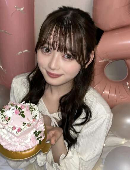高比良由菜のケーキを持った写真