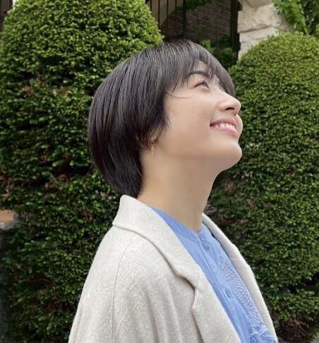 森田望智の上を見上げる画像