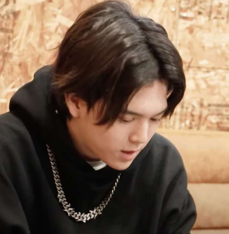 古家蘭(RAN)の下を向いている画像