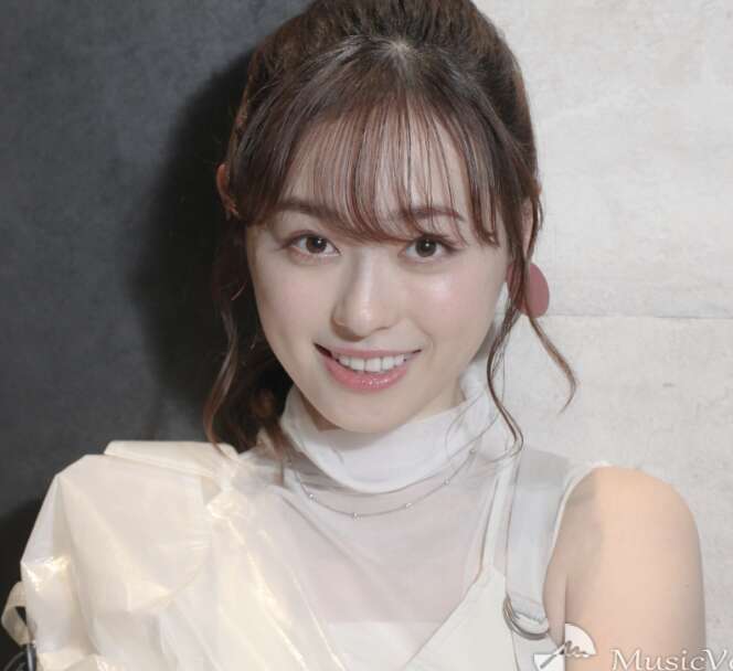 福原遥の上目遣いの画像