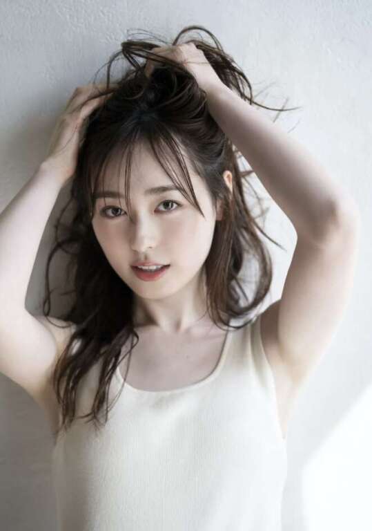 福原遥の髪をかきあげる画像