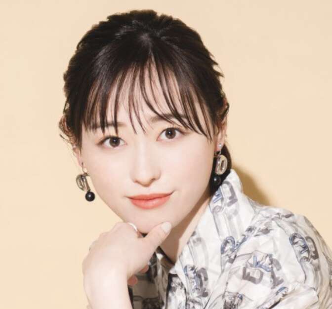 福原遥のこちらを見つめる画像