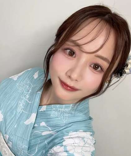 森香澄の浴衣姿で見上げる画像