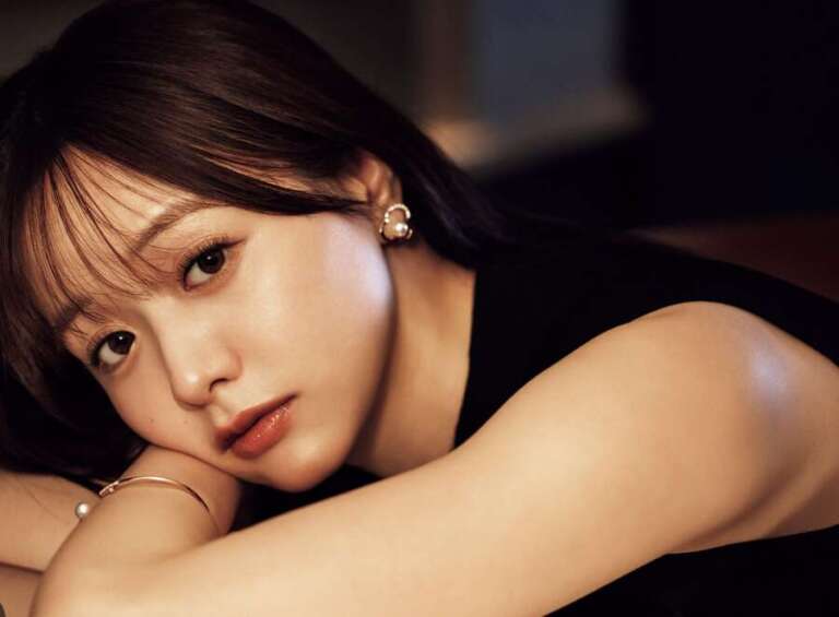 森香澄の黒い服を着て二の腕がよく分かる画像