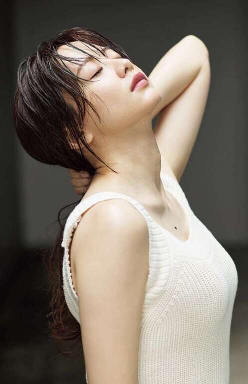 森香澄の上を向いて二の腕がよく分かる画像