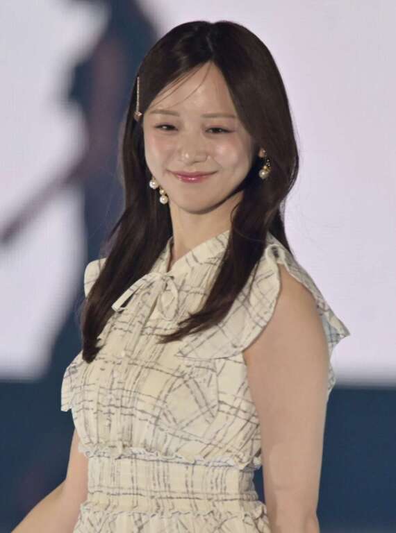 森香澄の二の腕が出ているランウェイ姿