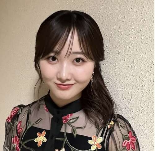 本田望結の黒の衣装で笑顔の写真