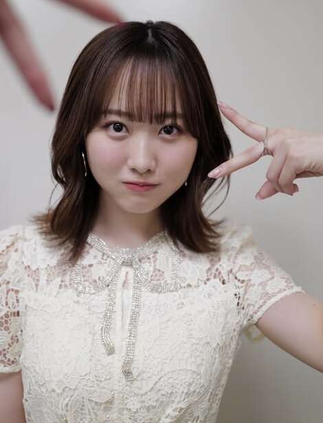 本田望結の白い衣装の画像