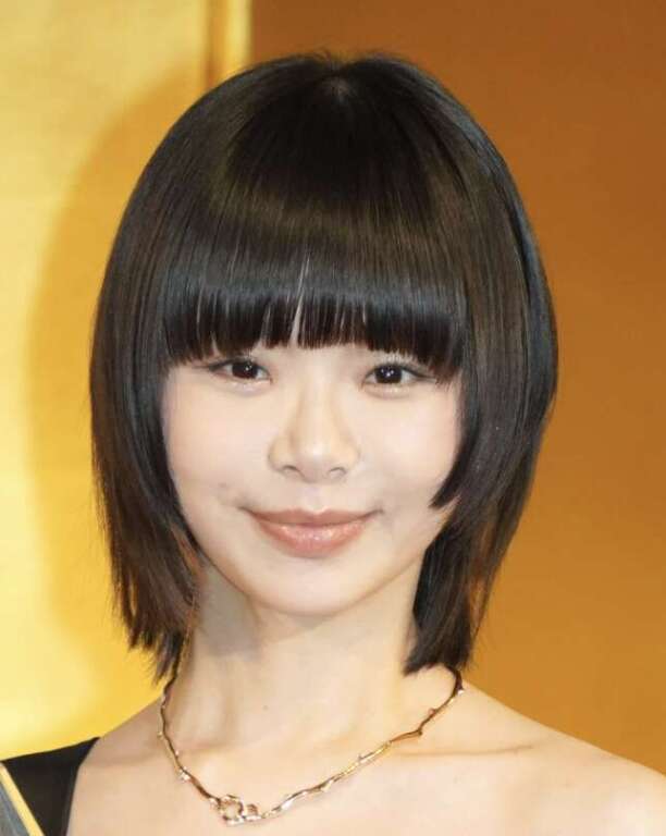 趣里の微笑む画像
