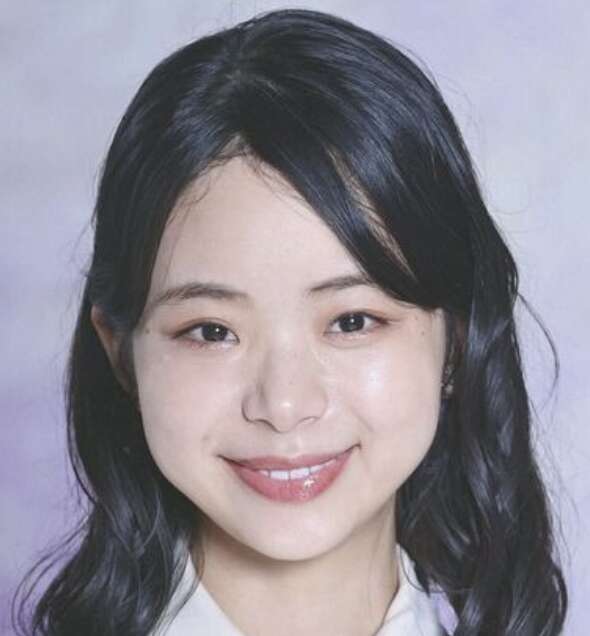 趣里の笑顔の真正面の画像