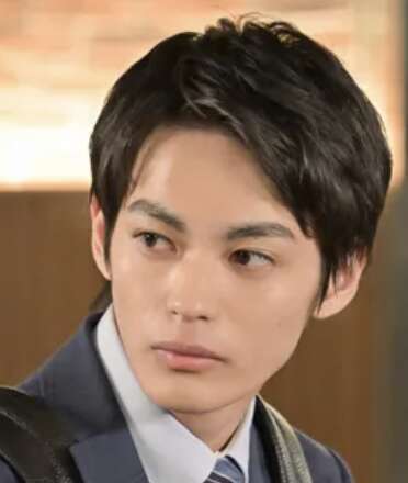 神尾楓珠の鋭い目つきがわかりやすい画像３
